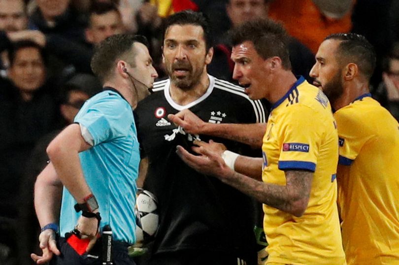 UEFA chính thức treo giò Buffon 3 trận do lỗi phản ứng